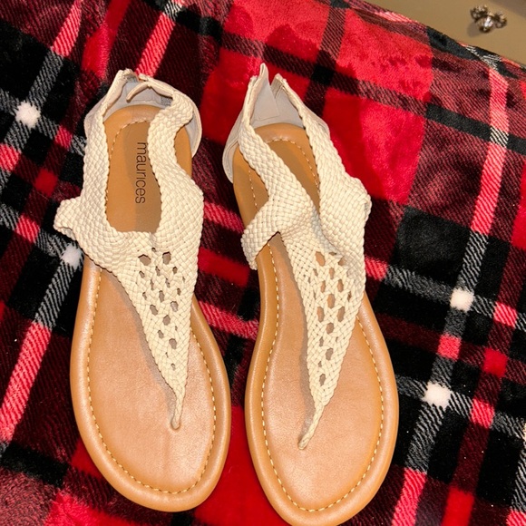 Size 8 Maurices tan woven sandals - Picture 1 of 4